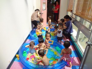 1歳児 プール遊びの様子 1歳児 プール遊びの様子