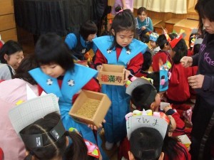 豆を配る子ども 豆を配る子ども