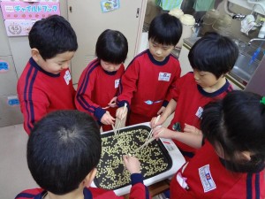 豆を煎る子供達 豆を煎る子供達