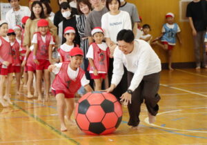 うちゅう組　親子競技「大玉転がしリレー」