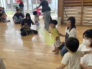 親子でリトミックスカーフ♪
