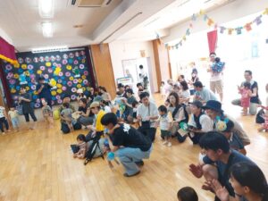 後ろの装飾は、スマイルチームで花火を製作して掲示してあります♪