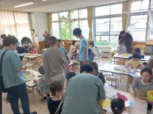 手作りコーナー☆おさかなうちわ色々な可愛いさかなができ、完成を喜んでいました。