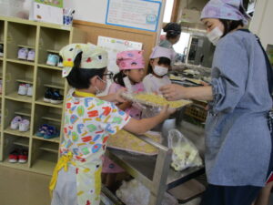 給食の先生へ、「焼くのをお願いします!」