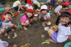 どろの感触を感じて、友達と一緒に遊ぶともっと楽しいよ♪