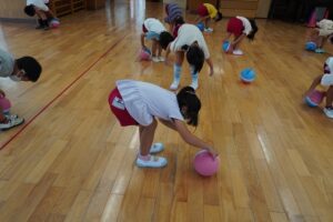 足の周りをくるくる…