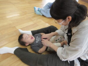こちょこちょしてるね