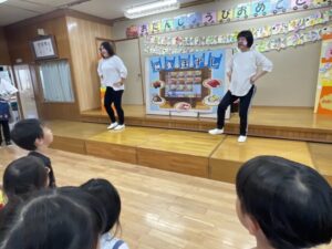 おすしのピクニックの曲に合わせて、みんなでダンス♪
