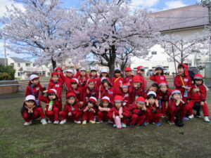 桜の下でハイポーズ♪