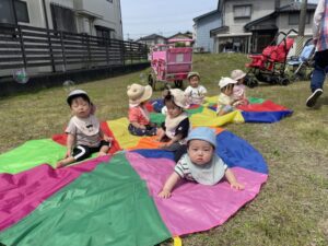 ぽかぽかで気持ちいいなぁ?しゃぼん玉も飛んできたよ♪