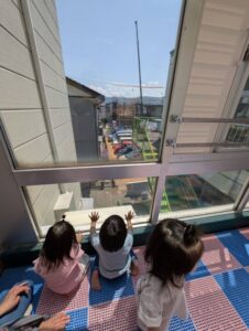 お散歩から帰ってきたら、大きなクレーン車見学♪お気に入りの場所です♪