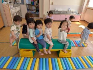 お友だちと仲良く丸太乗り♪