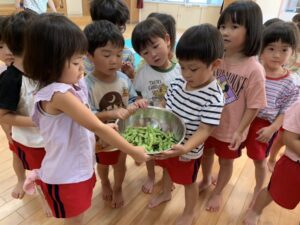 給食の先生に届けるよ♪