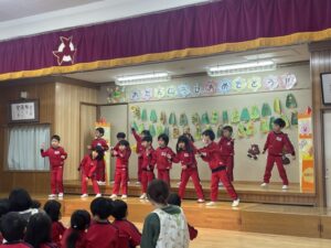 今月はうちゅう1組からのダンスのプレゼントでした。みんなで楽しく踊りました♪
