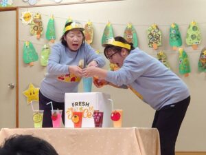 職員からの出し物のプレゼントは、クイズをしながら楽しく作るジュース屋さんでした♪