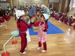 もちつきのあやとりをみんなの前で披露しました♪