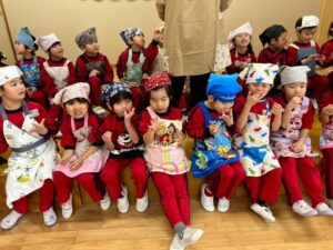 年長児のみ、特別つきたてのおもちを一口をあげると「おいしい！」と喜んで食べていましたた。