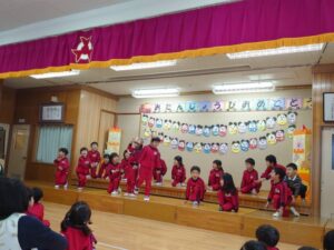 今月は、うちゅう2組からの「カリスマックス」のダンスプレゼントでした♪