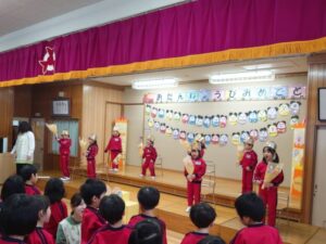 今月は9名の誕生児でした!みんな、嬉しそうに花束のプレゼントを持っています♪