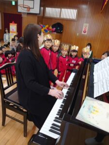 近くでピアノを弾く様子が見られて、わくわく!