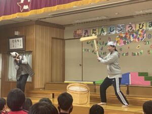 職員からのお楽しみプレゼント「おむすびころりん♪」