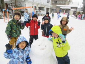 雪を丸くするのが大変！みんなで頑張って作ったよ☆