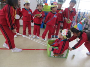 ソリに乗ってレッツゴー３人で力合わせて