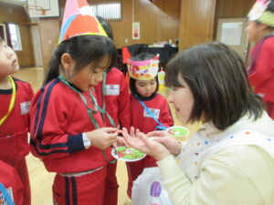 コーナーを回って園長先生からごほうびシールもらったよ