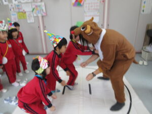 トナカイさんとお相撲したよ！！負けないぞ