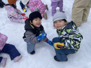 雪が固くてお山が作れないけど、雪遊びって楽しいね♪