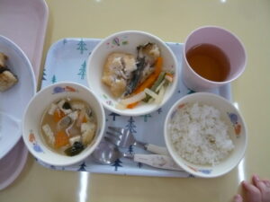 今日の献立は、ご飯・魚の竜田揚げ・カリポリ漬け・みそ汁です。