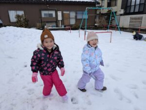 雪の上を歩いたり走ったりすると、いつもと違う感じがするね♪