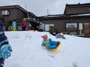 そりでビューン！上手に滑るね☆