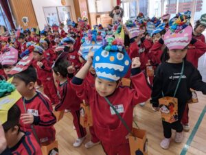 「鬼のパンツ」を踊りました♪なんとなくソワソワしてます・・・