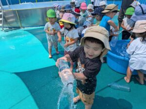 屋上ではペットボトルを使って水を汲んでいます!